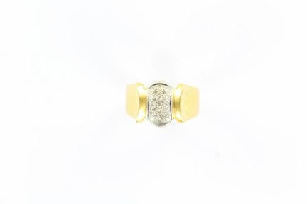 Bague en or jaune 18 K ornée au centre d'un motif 