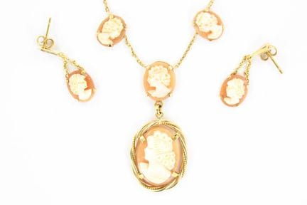 A half set in 18K yellow gold consisting of a neck