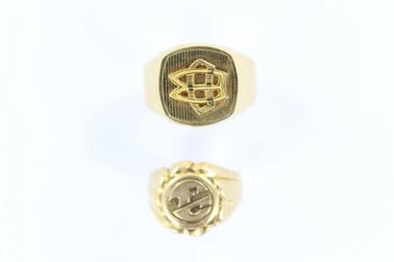 2 chevalières chiffrées en or jaune 18 K . TDD : 5