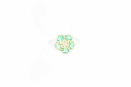 Bague fleurs en or blanc  18 K  agrémentée de 5 ém
