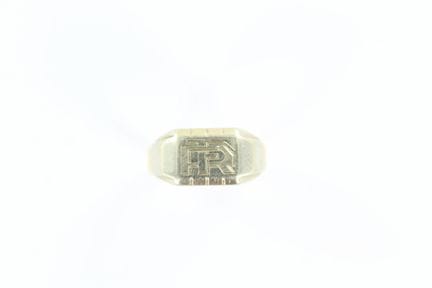 Chevalière chiffrée en argent sur or jaune 18 K. T