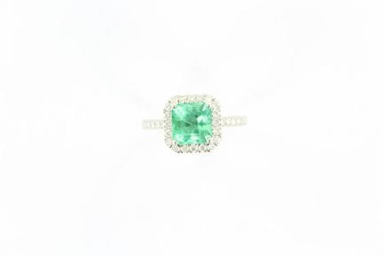 Bague en or blanc 18 K ornée au centre d'une émera