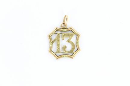 Pendentif en or jaune 14k chiffré "13".
1,3 gr