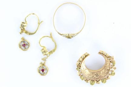 Lot d'or comprenant broche croissant, paire de bou