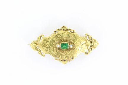 Broche en or jaune 18 K agrémenté d'une émeraude é