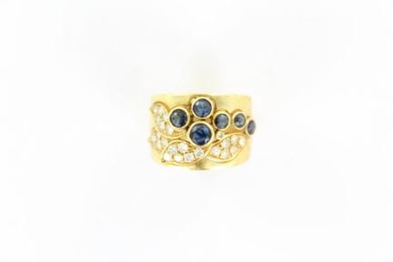 18K yellow gold band ring adorned with a flower de