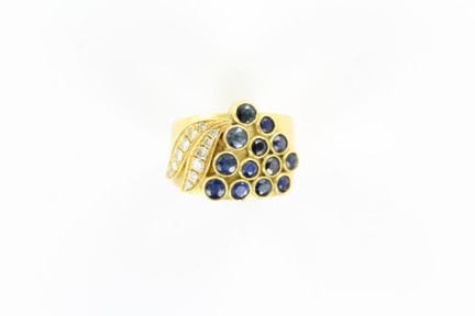 18K yellow gold band ring featuring a cluster of g