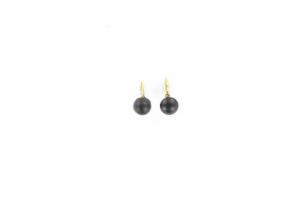 Pair of 18K yellow gold earrings set with jet.
1.2