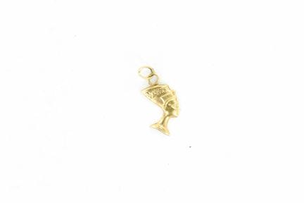 18K yellow gold pendant depicting Nefertiti. 
0.4 