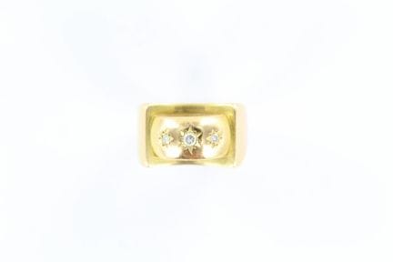 Bague style chevalière en or jaune 18k ornée de 3 