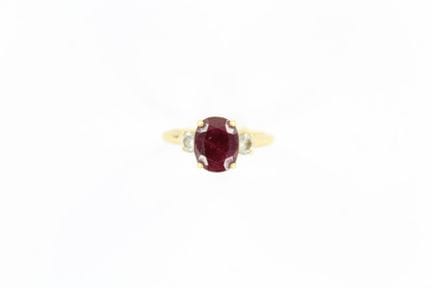 Ring aus Gelbgold, besetzt mit einem ovalen Rubin 