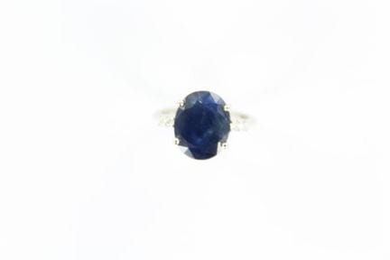 Bague en or blanc 18 K ornée d'un saphir ovale som