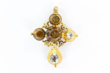 Small Norman cross in 18K yellow gold with rhinest