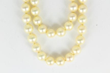 Shoker necklace made of cultured pearls (diameter: