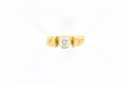 18K yellow gold solitaire ring set with a 0.85 ct 
