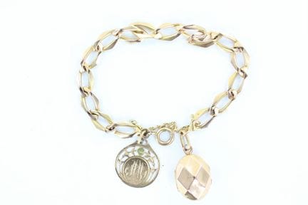 Yellow gold bracelet featuring 2 charms (a hinged 