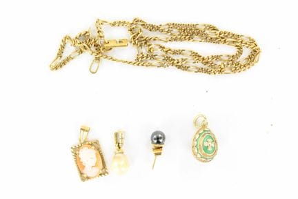 Gold set consisting of a chain (worn), 2 pendants 
