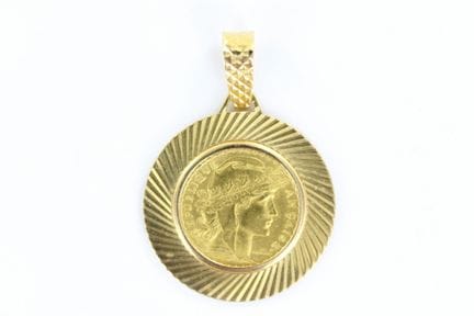 Pendentif en or jaune 18 K ornée au centre d'une p