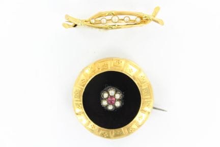 An 18K yellow gold bib brooch adorned with 5 small