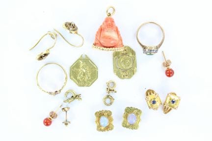 Set of 18K gold items including cufflinks, scraps,