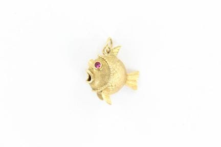 18K Yellow Gold Fish Pendant 
2.5 g