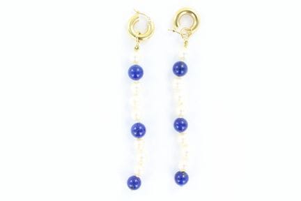 Paire de pendants d'oreilles agrémentés de perles 