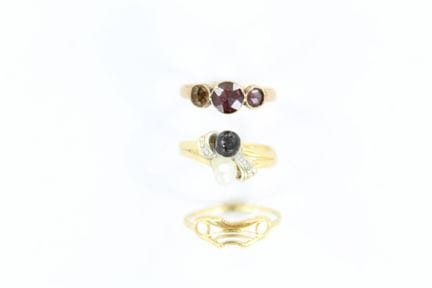 3 petites bagues en or jaune 18 K dont une coupée,