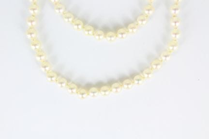 Shoker cultured pearl necklace (diameter: 6 mm). L