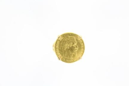 Bague en or jaune 18k ornée d'une pièce de 10 fr N