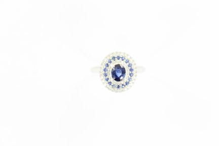 Bague en or blanc 18 K ornée au centre d'un saphir