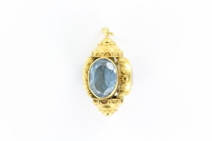 Pendentif en or jaune 18 K agrémenté de 3 aigue ma