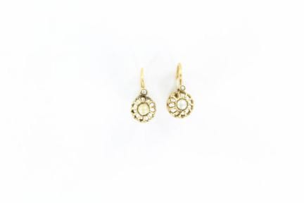 Paire de petites dormeuses en or jaune 18k ornées 