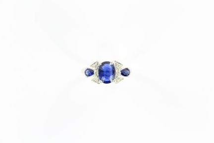 18K white gold ring featuring an oval sapphire (8.