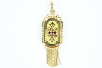 18K yellow gold clasp pendant adorned with tassels
