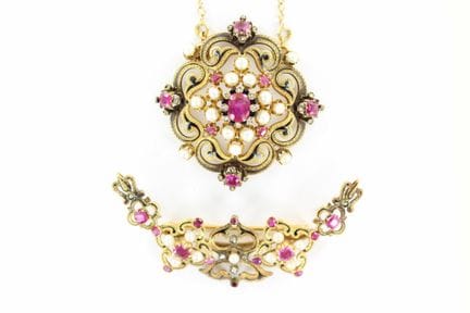 A half set consisting of a necklace and brooch in 