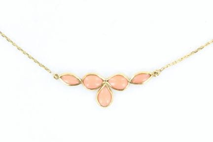 Collier en or jaune 14 K agrémenté d'un motif de 5