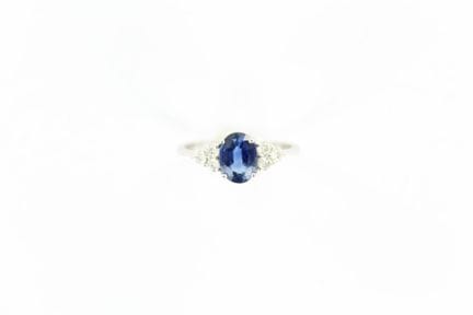 Bague en or blanc ornée d'un saphir ovale ( 7,6 x 