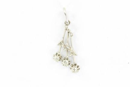 18K white gold pendant set with 3 diamonds totalin