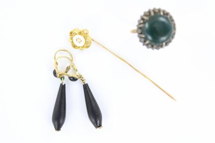 Lot comprenant : Paire de pendants d'oreilles, épi