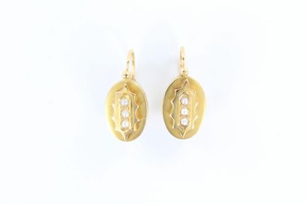 Pair of yellow gold earrings adorned with 3 half-p