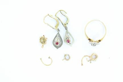 Gold set consisting of a pair of earrings, scraps,