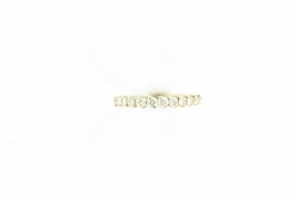 Demi alliance en or blanc 18 K ornée de 12 petits 
