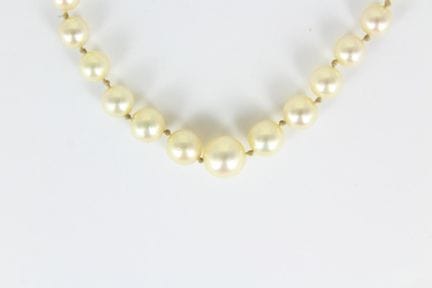 A necklace of drop cultured pearls (diam.: 3 to 7.