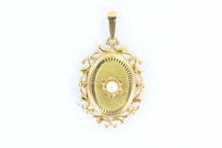 Pendentif ouvrant en or jaune 18 K le contour est 
