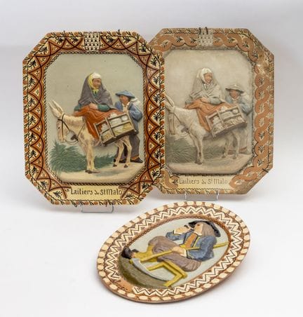 PORQUIER-BEAU，产自坎佩尔。一套三件彩釉陶装饰盘，描绘了圣马洛的送奶工，三叶草标志。46
