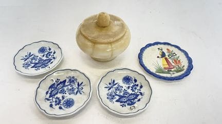 亨里奥（HENRIOT），产自坎佩尔。一只小盘子，饰有手持花束的布列塔尼女子图案，带有签名。直径：1