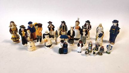 Una collezione di sedici personaggi bretoni in cer