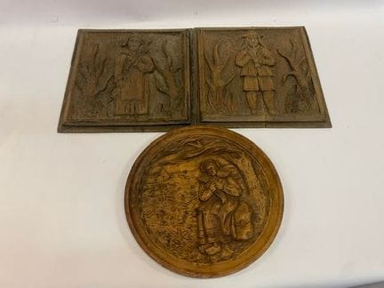 Ein Paar Flachreliefs aus geschnitztem Holz, die e