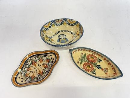 亨里奥（HENRIOT），产自坎佩尔。一款椭圆形、底部外扩的多色釉陶碗，饰有布列塔尼水手图案。直径：