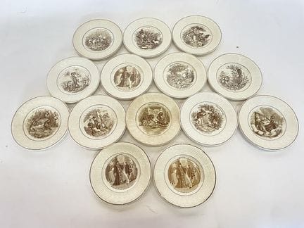 迪戈安-萨雷盖明。一套14只细瓷盘，饰有拉封丹寓言和谜语图案。直径：18厘米。